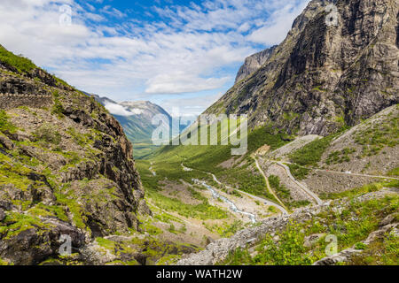 Trollstigen mountain Aussichtspunkt und Pass entlang der malerischen Route Geiranger Trollstigen Mehr og Romsdal County in Norwegen Stockfoto