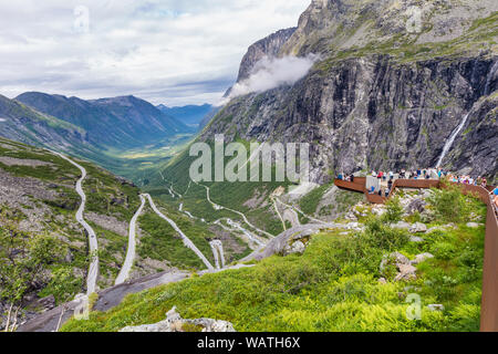 Trollstigen mountain Aussichtspunkt und Pass entlang der malerischen Route Geiranger Trollstigen Mehr og Romsdal County in Norwegen Stockfoto