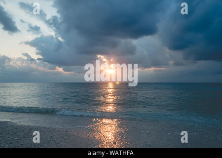 Meer in Huahin. Horizontlinie des Meeres. Getönte retro Foto. Schöne bewölkter Himmel im Morgengrauen. ruhig das Meer nach einem Gewitter. Andaman und Nicobar Inseln. Nei Stockfoto