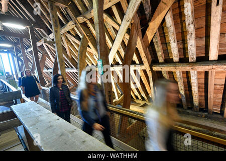 Die Besucher gehen durch das gewölbte Dach Vergangenheit mittelalterlichen und Tudor, Hölzer, das Dach über dem Kirchenschiff, in der Kathedrale von Salisbury Turm Tour, wo die Besucher auf der Basis der 123 Meter hohe Turm geführt werden, Klettern 332 hauptsächlich Spirale Schritte, durch die gewölbten Dach Platz, vorbei an mittelalterlichen Glasmalereien und über das Innenleben der Kathedrale aus dem 13. Jahrhundert. Stockfoto