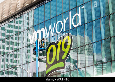 Feb 21, 2019 San Francisco/CA/USA - in der Nähe des unvollendeten VMworld 2019 Zeichen angezeigt auf dem Moscone Center Fassade, einer globalen Konferenz für virtu Stockfoto