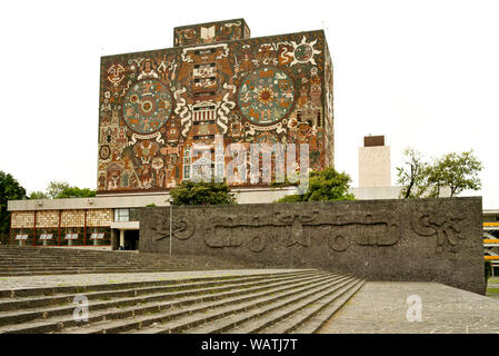 Die zentrale Bibliothek (Biblioteca Central) auf dem Campus der UNAM (der Nationalen Autonomen Universität von Mexiko). Mexiko City, Mexiko, Juni 2019 Stockfoto