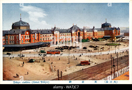 [1920s Japan - Tokyo Station] - Tokyo Station, in der Marunouchi Businessviertels von Tokio entfernt, in der Nähe des Imperial Palace und die Ginza Einkaufsviertel. Das Gebäude wurde von dem Architekten Tatsuno Kingo, Japan's Sieg im Russisch-Japanischen Krieg zu feiern. Die Station wurde am 20. Dezember 1914. 1921, Premierminister Hara Takashi ermordet wurde. 20. jahrhundert alte Ansichtskarte. Stockfoto