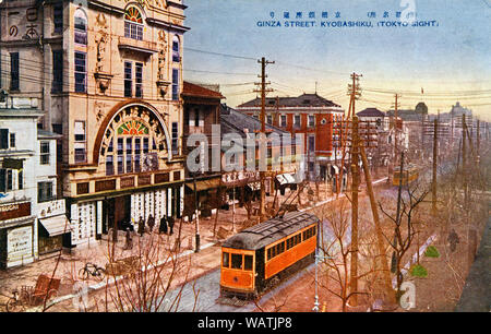 [1920s Japan - Straßenbahnen in Kyobashi Ginza, Tokyo] - eine Straßenbahn in Kyobashi Ginza, Tokyo. Tokyo's erste (Pferd) Straßenbahn Linie 1882 eröffnet. 1903 wurde die erste elektrische Auto wurde eingeführt. In seiner Blütezeit die gesamte Spurlänge von Tokyo's Strassenbahn Linien überschritten 200 Km. 20. jahrhundert alte Ansichtskarte. Stockfoto