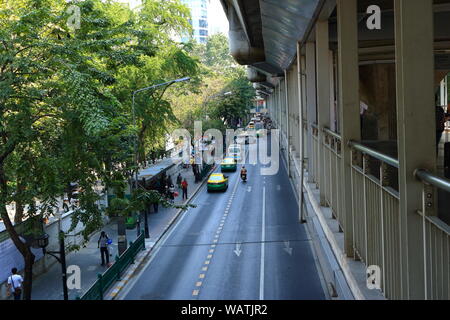 Abnehmende perspektivische Ansicht von Rama 1 Rd., vor Pathumwanaram Tempel, Blick von Siam Square zu Ratchaprasong Kreuzung, Business und sho Stockfoto