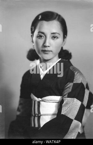 [1930er Jahre Japan - Japanische Frau im Kimono] - junge japanische Frau im Kimono und moderne Frisur. Vom 1936 (Showa 11). 20. Jahrhundert vintage Silbergelatineabzug. Stockfoto