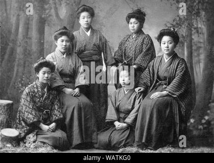 [1900s Japan - Japanische Frauen im Kimono] - junge japanische Frauen im Kimono, Hakama und traditionelle Frisur. Vom Meiji 42 (1909). 20. Jahrhundert vintage Silbergelatineabzug. Stockfoto