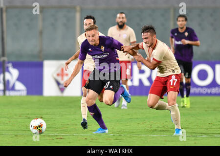 Firenze, Italien, 11. August 2019, Szymon Zurkowski (Fiorentina) e Yunus Akgün (Galatasaray) während der Amichevole - Fiorentina vs Galatasaray Calcio Serie Stockfoto