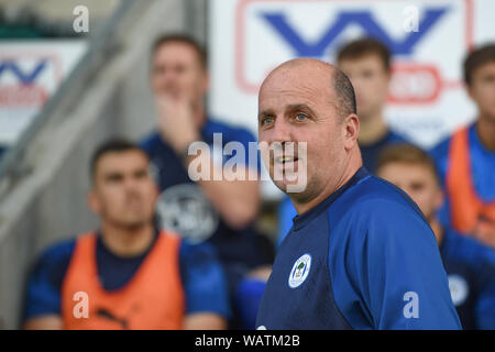 Am 13. August 2019, DW Stadium, Wigan, England; Carabao Pokal, 1. Runde, Wigan Athletic vs Stoke City; Paul Cook Manager von Wigan Athletic, bevor das Spiel Quelle: Richard Long/News Bilder der Englischen Football League Bilder unterliegen DataCo Lizenz Stockfoto