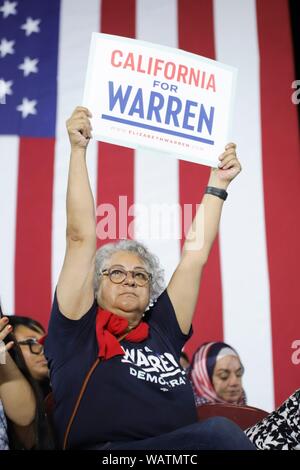 Los Angeles, CA. 21 Aug, 2019. Befürworter halten Schilder in Los Angeles am Rathaus mit Elizabeth Warren, Schrein Expo Hall, Los Angeles, CA, United States August 21, 2019. (Foto: Achim Harding/Everett Collection) bei einem öffentlichen Auftritt für Los Angeles Rathaus mit Elizabeth Warren, Schrein Expo Hall, Los Angeles, CA August 21, 2019. Credit: Achim Harding/Everett Collection/Alamy leben Nachrichten Stockfoto