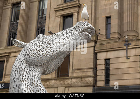 Edinburgh, Schottland - 9. August 2015: Der Aufbau Digital Statue in der Straße in Edinburgh. Diese sind Werbung die riesigen Version, die außerhalb der Stadt. Stockfoto