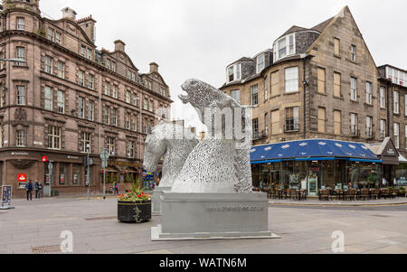 Edinburgh, Schottland - 9. August 2015: Der Aufbau Digital Statue in der Straße in Edinburgh. Diese sind Werbung die riesigen Version, die außerhalb der Stadt. Stockfoto