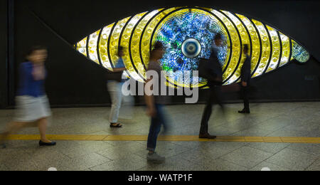 Tokyo, Japan - 27. Juni 2016: Menschen zu Fuß vor dem Shinjuku oder Tokio Auge, eine glasskulptur in Shinjuku Bahnhof 1969 Erstellt von ein Stockfoto