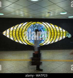 Tokyo, Japan - 27. Juni 2016: Menschen zu Fuß vor dem Shinjuku oder Tokio Auge, eine glasskulptur in Shinjuku Bahnhof 1969 Erstellt von ein Stockfoto