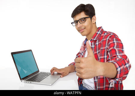 College Student arbeiten an einem Laptop und geben Daumen nach oben Stockfoto