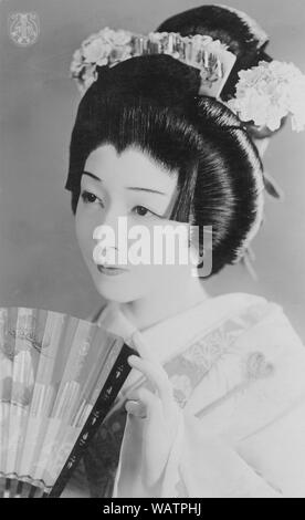 [1930er Jahre Japan - Takarazuka Schauspielerin] - Schauspielerin am Takarazuka Gekidan (takarazuka Review). Takarazuka Gekidan ist ein alle weiblichen Theater troupe, mit Frauen spielen auch die Rollen der Männer, mit extrem treuen Fans. Es wurde 1913 als Takarazuka Chor gegründet von Geschäftsmann und Minister Ichizo Kobayashi (1873-1957). Ihren ersten Auftritt im Jahr 1914 war ein großer Erfolg und sie zogen ein immer größeres Publikum. Der aktuelle Name wurde 1940 angenommen. 20. jahrhundert alte Ansichtskarte. Stockfoto