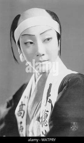 [1930er Jahre Japan - Takarazuka Schauspielerin] - Schauspielerin am Takarazuka Gekidan (takarazuka Review). Takarazuka Gekidan ist ein alle weiblichen Theater troupe, mit Frauen spielen auch die Rollen der Männer, mit extrem treuen Fans. Es wurde 1913 als Takarazuka Chor gegründet von Geschäftsmann und Minister Ichizo Kobayashi (1873-1957). Ihren ersten Auftritt im Jahr 1914 war ein großer Erfolg und sie zogen ein immer größeres Publikum. Der aktuelle Name wurde 1940 angenommen. 20. jahrhundert alte Ansichtskarte. Stockfoto