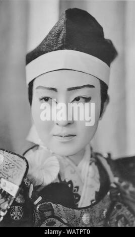 [1930er Jahre Japan - Takarazuka Schauspielerin] - Schauspielerin am Takarazuka Gekidan (takarazuka Review). Takarazuka Gekidan ist ein alle weiblichen Theater troupe, mit Frauen spielen auch die Rollen der Männer, mit extrem treuen Fans. Es wurde 1913 als Takarazuka Chor gegründet von Geschäftsmann und Minister Ichizo Kobayashi (1873-1957). Ihren ersten Auftritt im Jahr 1914 war ein großer Erfolg und sie zogen ein immer größeres Publikum. Der aktuelle Name wurde 1940 angenommen. 20. jahrhundert alte Ansichtskarte. Stockfoto