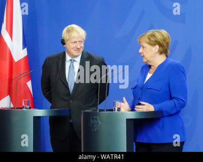 Der britische Premierminister Boris Johnson und die deutsche Bundeskanzlerin Angela Merkel halten eine Nachrichten Konferenz über Brexit in Berlin Stockfoto