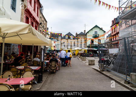 Josselin, Frankreich - Juli 26, 2018: Blick auf die mittelalterliche Stadt in der Morbihan in der Bretagne entfernt Stockfoto