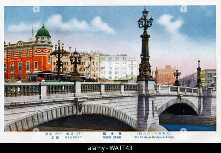 [1920s Japan - Nihonbashi Brücke, Tokio] - Nihonbashi in Tokio. Während der Edo Periode (1600-1867), die Brücke war der Ausgangspunkt für die berühmte Tokaido und Japan mit anderen 4 post Straßen. Die steinerne Brücke mit Bronze Lions und schmiedeeisernen gas Lampen ersetzt das Holz eine im Jahre 1911. Das rote Gebäude ist die Imperial Hanf Exchange Gebäude; das weiße Gebäude in der Mitte der Mitsukoshi Kaufhaus. 20. jahrhundert alte Ansichtskarte. Stockfoto