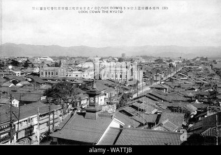 [1920s Japan - Blick auf Kyoto] - kiyamachi (木屋町) nach kawaramachi Sanjo, wie von einem Gebäude in der Nähe Shijo Brücke gesehen. Der uhrturm vor gehörte zu Murata Watch Shop (村田時計店) und war ein Wahrzeichen auf Shijodori. Der Backsteinbau in der Mitte ist das Büro von Electric Power Corporation Kyoto Dento (京都電燈株式会社). 20. jahrhundert alte Ansichtskarte. Stockfoto