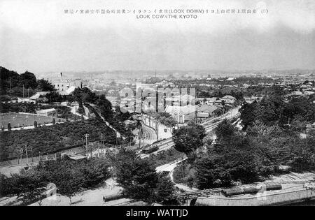 [1920s Japan - Kyoto Neigung] - den Schrägaufzug boot Eisenbahn, Okazaki Park und Japans erstes Wasserkraftwerk, Keage Kraftwerk (das L-förmige Gebäude in der Mitte) um Higashiyama in Kyoto. Zwischen 1885 und 1912, Kanäle wurden gebaut, um Wasser aus dem Biwa See zu bringen, über die Berge, nach Kyoto. Die Steigung war gebrauchte Boote im Kanal zu übertragen. 20. jahrhundert alte Ansichtskarte. Stockfoto