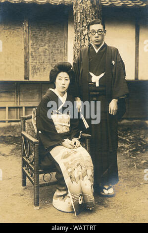 [1920s Japan - Japanische formalen für Hochzeit] Verschleiß-zeremoniellen Foto von ein paar in formalen tragen zum fünfzigsten Jahrestag Hochzeit Familie' (金婚記念, kinkon kinen). 20. Jahrhundert vintage Silbergelatineabzug. Stockfoto