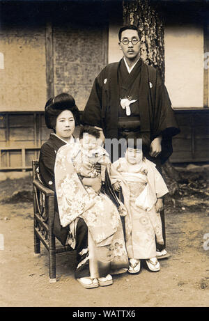 [1920s Japan - Japanische formalen für Hochzeit] Verschleiß-zeremoniellen Foto von ein paar in formalen tragen zum fünfzigsten Jahrestag Hochzeit Familie' (金婚記念, kinkon kinen). 20. Jahrhundert vintage Silbergelatineabzug. Stockfoto