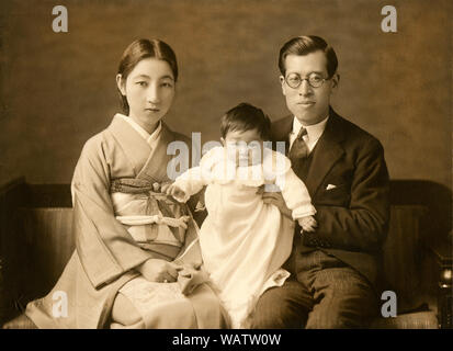 [1920s Japan - Japanische formalen für Hochzeit] Verschleiß-zeremoniellen Foto von ein paar in formalen tragen zum fünfzigsten Jahrestag Hochzeit Familie' (金婚記念, kinkon kinen). 20. Jahrhundert vintage Silbergelatineabzug. Stockfoto