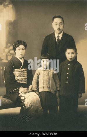 [1920s Japan - Japanische formalen für Hochzeit] Verschleiß-zeremoniellen Foto von ein paar in formalen tragen zum fünfzigsten Jahrestag Hochzeit Familie' (金婚記念, kinkon kinen). 20. Jahrhundert vintage Silbergelatineabzug. Stockfoto