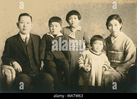 [1920s Japan - Japanische formalen für Hochzeit] Verschleiß-zeremoniellen Foto von ein paar in formalen tragen zum fünfzigsten Jahrestag Hochzeit Familie' (金婚記念, kinkon kinen). 20. Jahrhundert vintage Silbergelatineabzug. Stockfoto