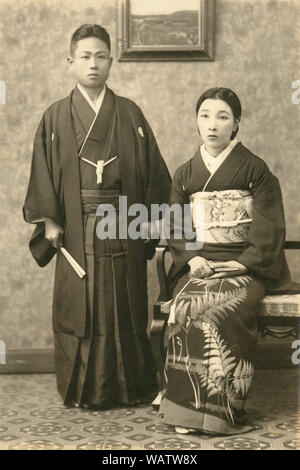 [1920s Japan - Japanische formalen für Hochzeit] Verschleiß-zeremoniellen Foto von ein paar in formalen tragen zum fünfzigsten Jahrestag Hochzeit Familie' (金婚記念, kinkon kinen). 20. Jahrhundert vintage Silbergelatineabzug. Stockfoto