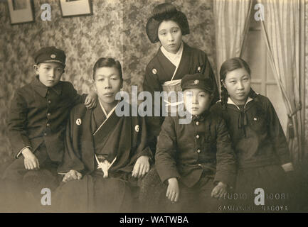 [1920s Japan - Japanische formalen für Hochzeit] Verschleiß-zeremoniellen Foto von ein paar in formalen tragen zum fünfzigsten Jahrestag Hochzeit Familie' (金婚記念, kinkon kinen). 20. Jahrhundert vintage Silbergelatineabzug. Stockfoto