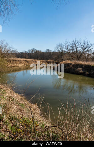 Odra river Mäander in der Nähe von Studenka Stadt in LANDSCHAFTSSCHUTZGEBIETES Poodri in der Tschechischen Republik während schönen Frühling Tag Stockfoto