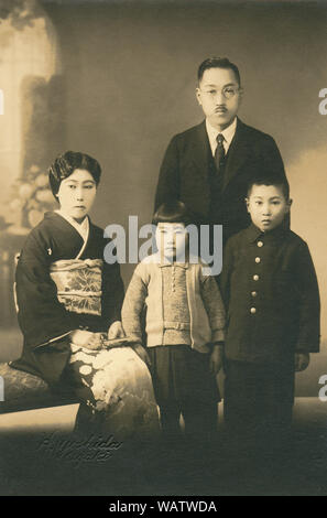 [1920s Japan - Japanische formalen für Hochzeit] Verschleiß-zeremoniellen Foto von ein paar in formalen tragen zum fünfzigsten Jahrestag Hochzeit Familie' (金婚記念, kinkon kinen). 20. Jahrhundert vintage Silbergelatineabzug. Stockfoto