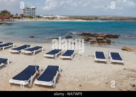 Liegestühle am Strand von Zypern, niemand an frühen Morgen Stockfoto