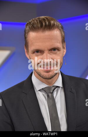 Köln, Deutschland. 21 Aug, 2019. Der Kabarettist Florian Schroeder ist ein Gast auf die ARD-Talkshow "maischberger. Der Woche 'Credit: Horst Galuschka/dpa/Horst Galuschka dpa/Alamy leben Nachrichten Stockfoto