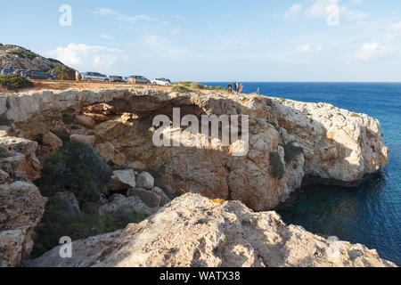 Natürliche Brücke der Liebhaber (Kap Greko, Zyperns, in der Nähe von Ayia Napa) bei Sonnenuntergang. Stockfoto