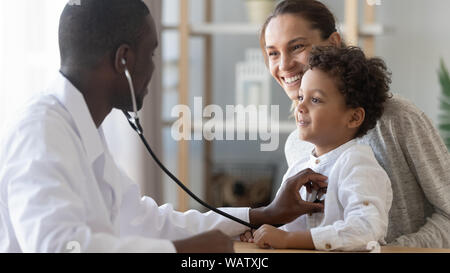 Afrikanische mann Kinderarzt halten Stethoskop Prüfung Kind junge Patienten Stockfoto