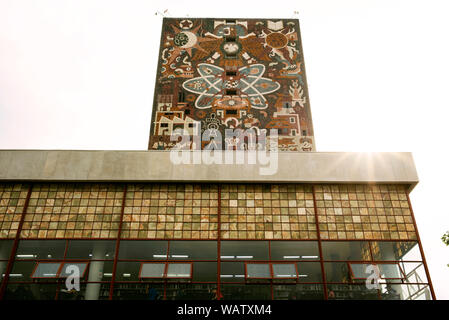 Die zentrale Bibliothek (Biblioteca Central) auf dem Campus der UNAM (der Nationalen Autonomen Universität von Mexiko). Mexiko City, Mexiko, Juni 2019 Stockfoto