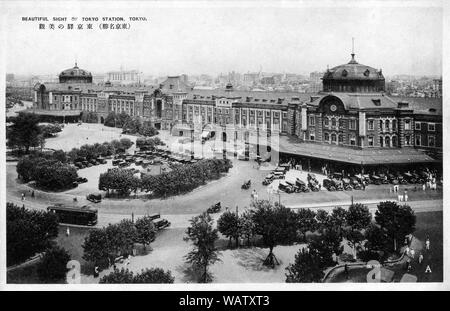 [1930er Jahre Japan - Tokyo Station] - Tokyo Station, Tokyo. Im Marunouchi Businessviertels von Tokio entfernt, in der Nähe des Imperial Palace und die Ginza Einkaufsviertel, das Gebäude wurde von dem Architekten Tatsuno Kingo, Japan's Sieg im Russisch-Japanischen Krieg zu feiern. Die Station wurde am 20. Dezember 1914. 1921, Premierminister Hara Takashi ermordet wurde. 20. jahrhundert alte Ansichtskarte. Stockfoto