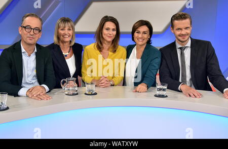 Köln, Deutschland. 21 Aug, 2019. Jan Fleischhauer, l-r, Cornelia Kupsch, Anja Reschke, Sandra Maischberger und Florian Schroeder als Gäste auf die ARD-Talkshow "maischberger. Der Woche 'Credit: Horst Galuschka/dpa/Horst Galuschka dpa/Alamy leben Nachrichten Stockfoto