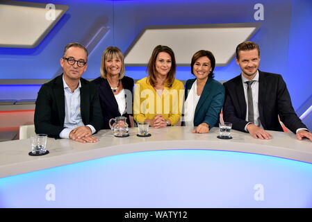 Köln, Deutschland. 21 Aug, 2019. Jan Fleischhauer, l-r, Cornelia Kupsch, Anja Reschke, Sandra Maischberger und Florian Schroeder als Gäste auf die ARD-Talkshow "maischberger. Der Woche 'Credit: Horst Galuschka/dpa/Horst Galuschka dpa/Alamy leben Nachrichten Stockfoto