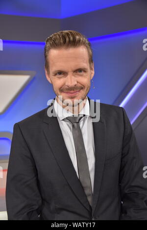 Köln, Deutschland. 21 Aug, 2019. Der Kabarettist Florian Schroeder ist ein Gast auf die ARD-Talkshow "maischberger. Der Woche 'Credit: Horst Galuschka/dpa/Horst Galuschka dpa/Alamy leben Nachrichten Stockfoto