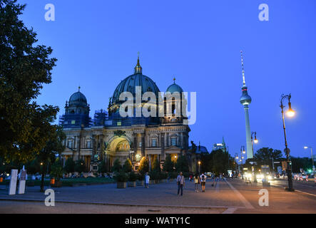 Berlin, Deutschland. 21 Aug, 2019. Die beleuchteten Dom am Lustgarten und der Fernsehturm am Abend. Foto: Jens Kalaene/dpa-Zentralbild/ZB/dpa/Alamy leben Nachrichten Stockfoto