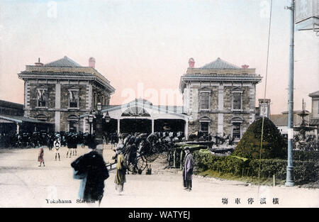 [1900s Japan - Yokohama Station] - Yokohama Station in Yokohama, Kanagawa Präfektur war ein Terminal Station auf sehr Japans erste Eisenbahn, am 12. Juni eröffnet, 1872 (Meiji 5). Die Station wurde von amerikanischen Architekten Richard S. Bridgens, die im Jahre 1864 (Genji 1) nach Japan aus San Francisco gekommen war. Neben Yokohama Station und seinen Zwilling, Shinbashi Station, entwarf er viele andere Gebäude, die wichtige Rollen während der Meiji Periode gespielt. 20. jahrhundert alte Ansichtskarte. Stockfoto