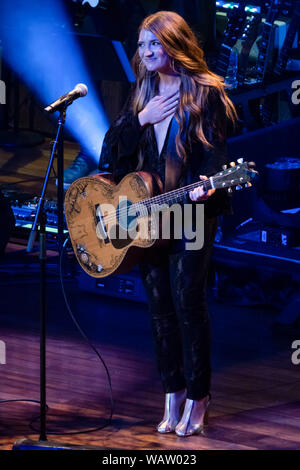 Nashville, Tennessee, USA. 21 Aug, 2019. Tenille Townes führt während der 13. jährlichen ACM Ehren an Ryman Auditorium am 21. August 2019 in Nashville, Tennessee. Foto: Ed-Rode/imageSPACE/MediaPunch Credit: MediaPunch Inc/Alamy leben Nachrichten Stockfoto