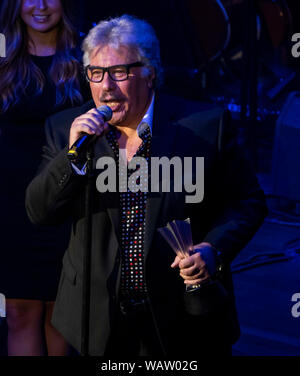 Nashville, Tennessee, USA. 21 Aug, 2019. Tony Orlando spricht auf der Bühne während der 13. jährlichen ACM Ehren an Ryman Auditorium am 21. August 2019 in Nashville, Tennessee. Foto: Ed-Rode/imageSPACE/MediaPunch Credit: MediaPunch Inc/Alamy leben Nachrichten Stockfoto