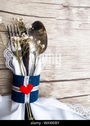 Thanksgiving herbst Gedeck mit Besteck, Herbst Hintergrund, herbstliche Stimmung, Halloween, Urlaub Konzept. Ansicht von Oben. Stockfoto